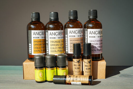 Ēteriskās eļļas un bāzes eļļas ķermenim