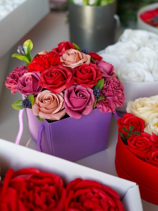 Kompozīcija ziepju ziedi somiņā