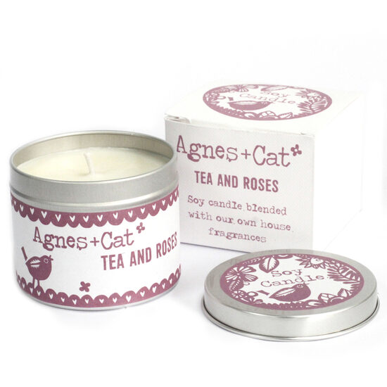 Sojas vaska svece metāla kārbā “Tea & Roses” – 200 g | Dāvanu iepakojumā
